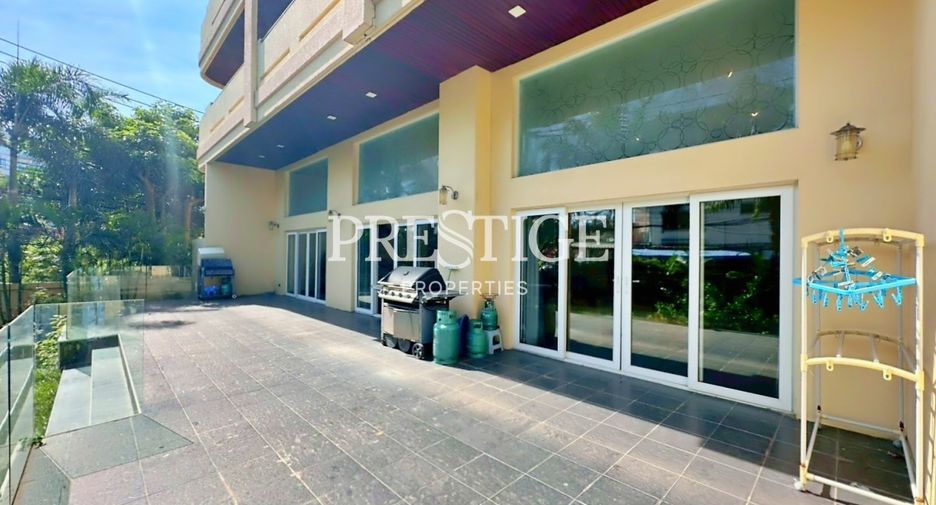 For rent 2 bedrooms condo in Pratumnak, Pattaya