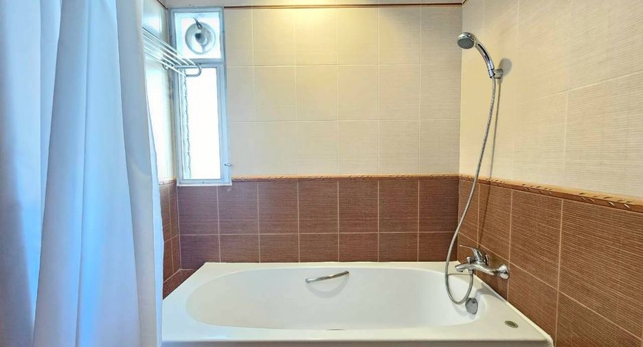 For rent 3 bedrooms condo in Sathon, Bangkok