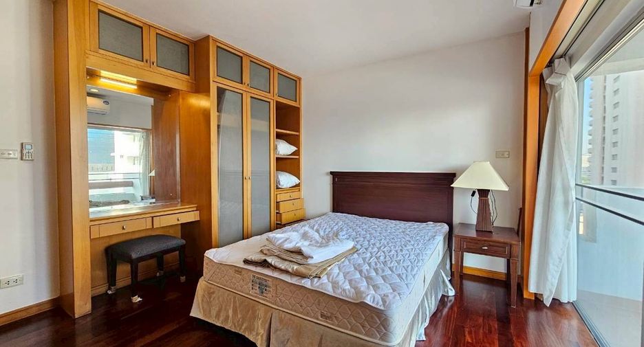 For rent 3 bedrooms condo in Sathon, Bangkok