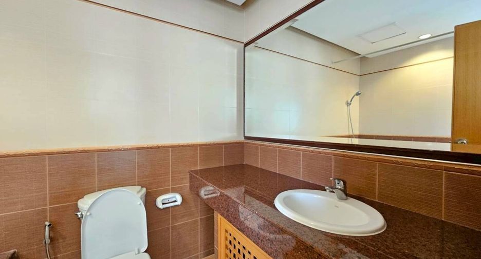 For rent 3 bedrooms condo in Sathon, Bangkok