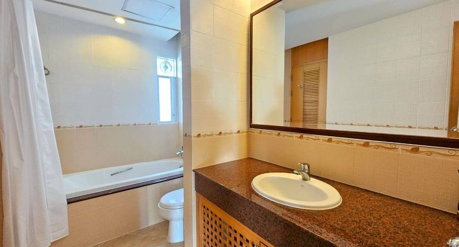 For rent 3 bedrooms condo in Sathon, Bangkok