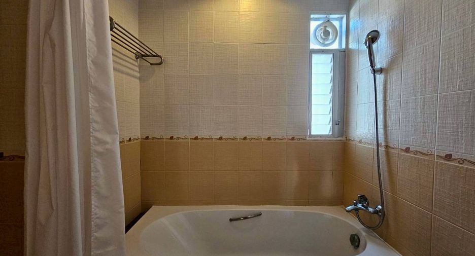 For rent 3 bedrooms condo in Sathon, Bangkok