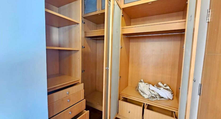 For rent 3 bedrooms condo in Sathon, Bangkok