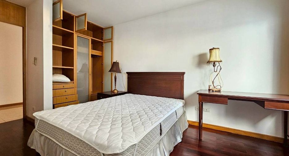 For rent 3 bedrooms condo in Sathon, Bangkok