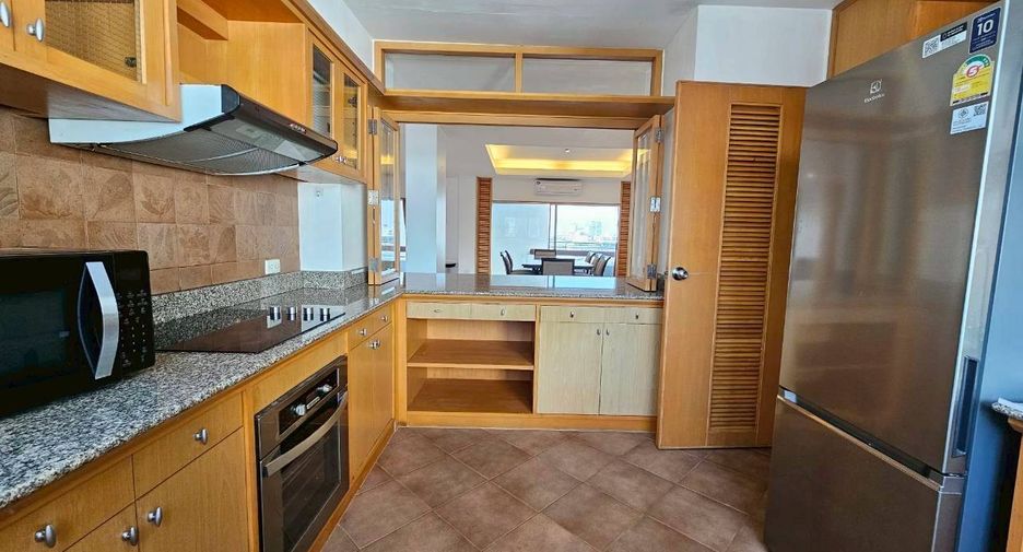 For rent 3 bedrooms condo in Sathon, Bangkok