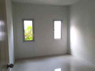 À vendre 2 chambres maison de ville à Phan Thong, Chonburi