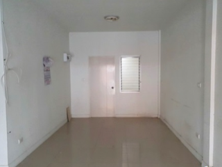 À vendre 2 chambres maison de ville à Phan Thong, Chonburi