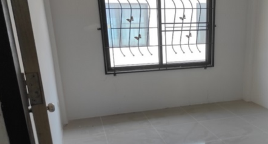 À vendre 2 chambres maison de ville à Phanat Nikhom, Chonburi