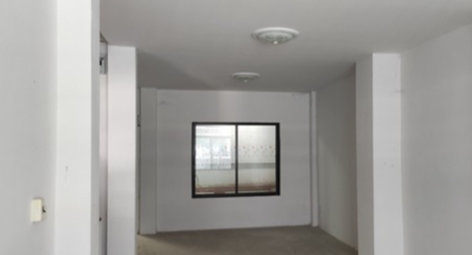 À vendre 2 chambres maison de ville à Phanat Nikhom, Chonburi