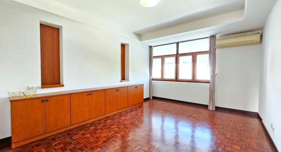 For rent 5 bedrooms condo in Sathon, Bangkok