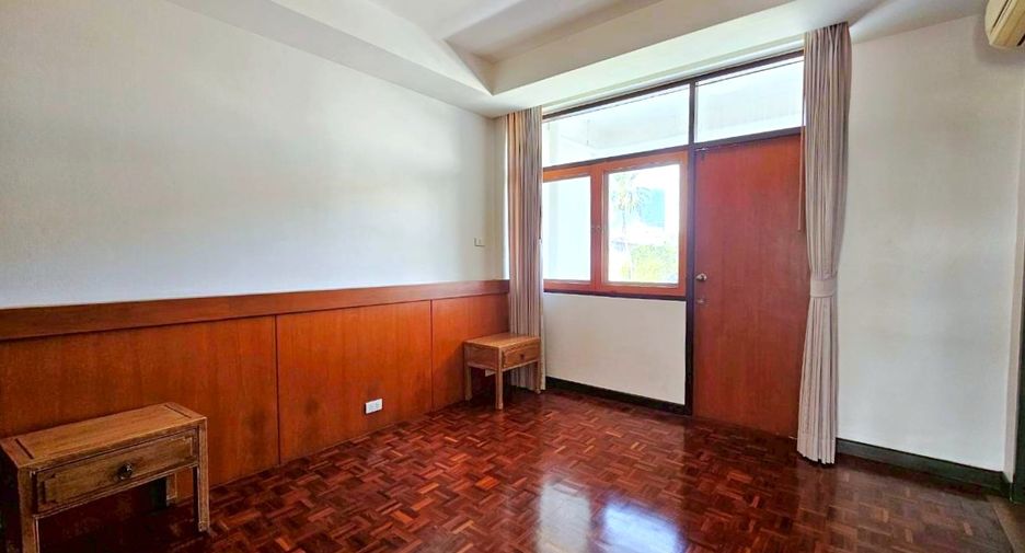 For rent 5 bedrooms condo in Sathon, Bangkok