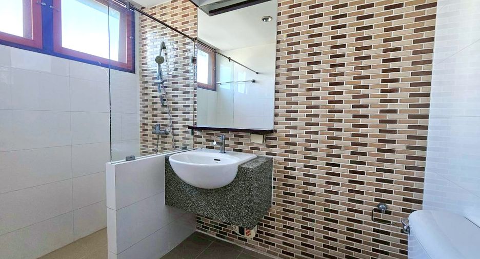 For rent 5 bedrooms condo in Sathon, Bangkok