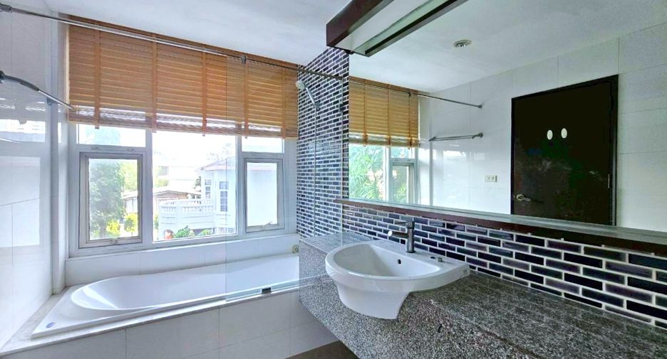 For rent 5 bedrooms condo in Sathon, Bangkok
