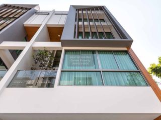 For sale 3 bedrooms townhouse in Phra Khanong, Bangkok
