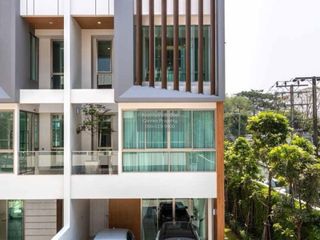 For sale 3 bedrooms townhouse in Phra Khanong, Bangkok