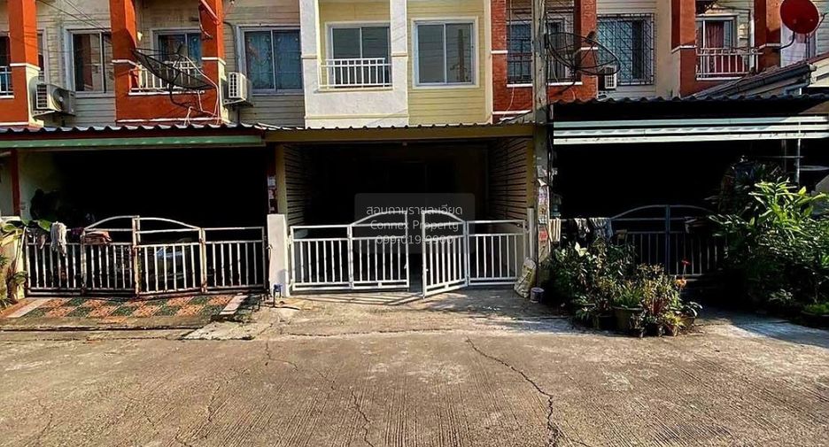 Casa adosada en venta de 3 habitaciones en Sam Phran, Nakhon Pathom