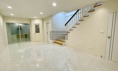 For sale 4 bedrooms townhouse in Bang Kapi, Bangkok