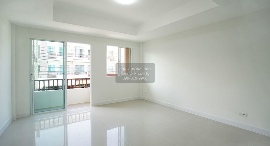 For sale 3 bedrooms townhouse in Bang Khun Thian, Bangkok