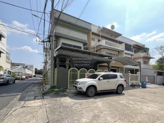 出售 4 卧室 联排别墅 在 Lat Phrao, 曼谷