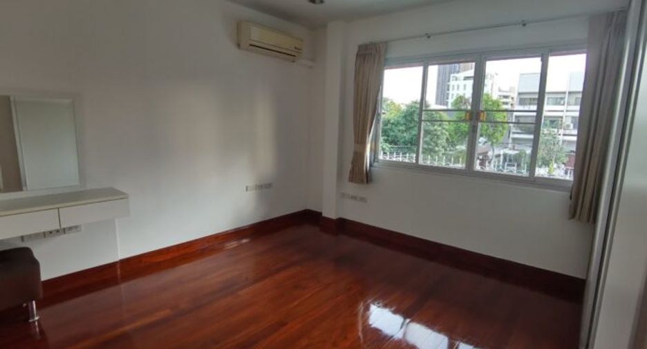 Casa en alquiler de 4 habitaciones en Khlong Toei, Bangkok