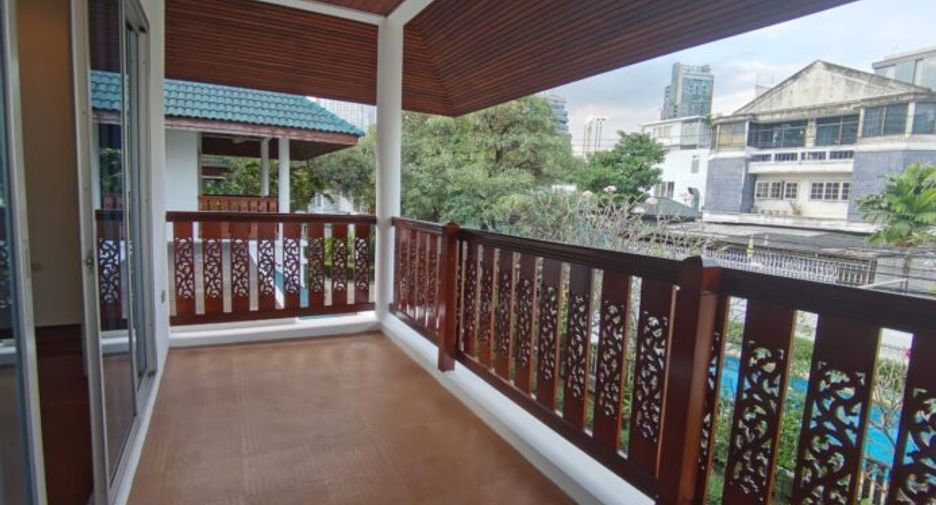 Casa en alquiler de 4 habitaciones en Khlong Toei, Bangkok
