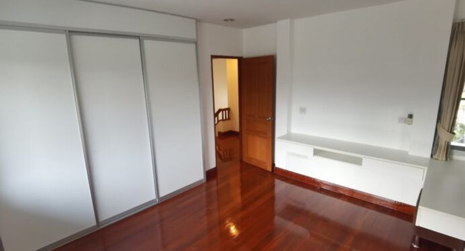 Casa en alquiler de 4 habitaciones en Khlong Toei, Bangkok