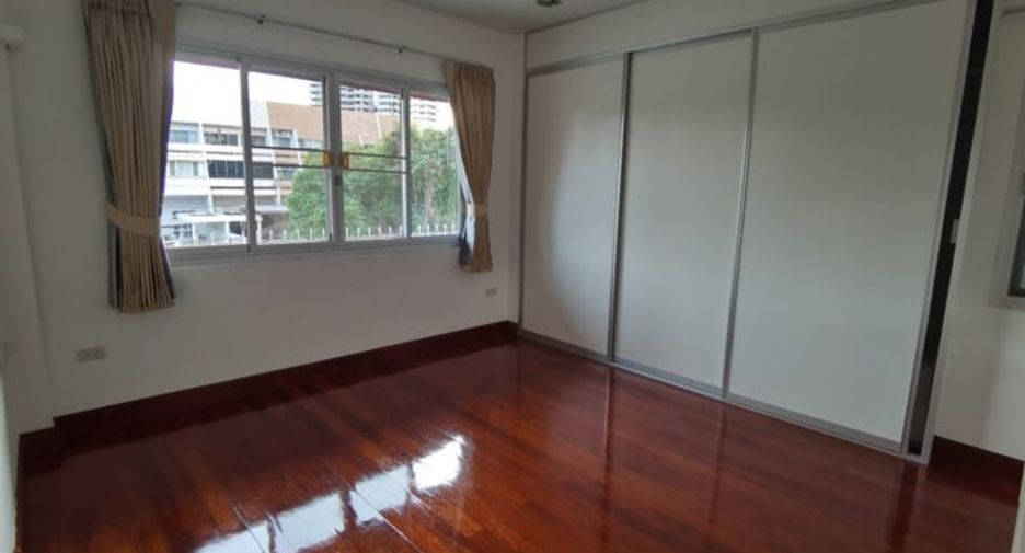 Casa en alquiler de 4 habitaciones en Khlong Toei, Bangkok
