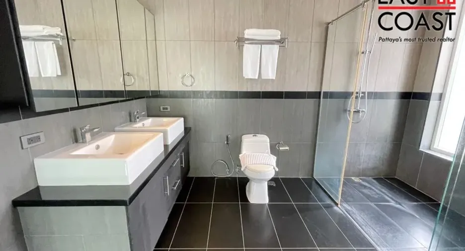 For rent and for sale 4 bedrooms house in Bang Lamung, Chonburi