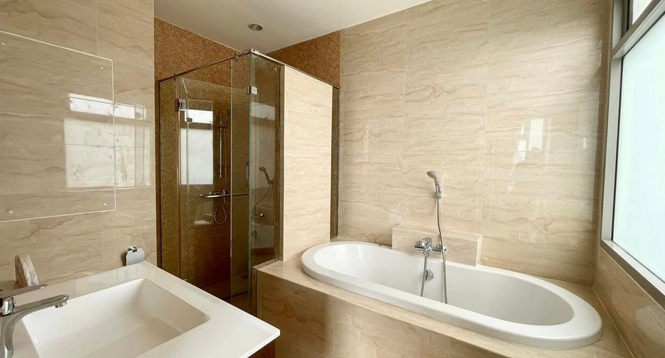 For rent 3 ベッドルーム condo in Khlong Toei, Bangkok