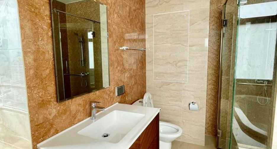 For rent 3 ベッドルーム condo in Khlong Toei, Bangkok