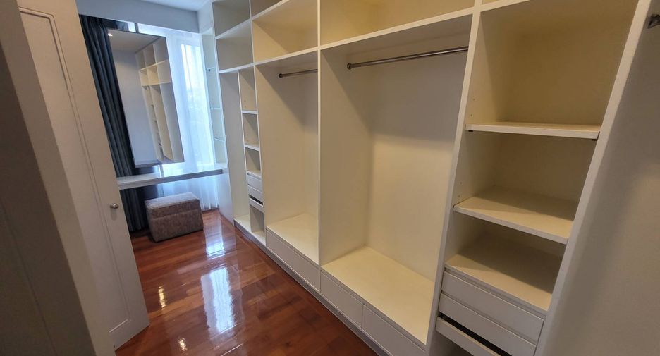 For rent 3 bedrooms condo in Watthana, Bangkok