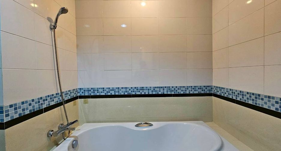 For rent 3 ベッドルーム condo in Khlong Toei, Bangkok
