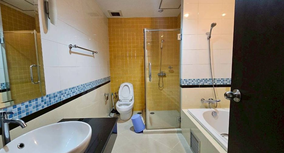 For rent 3 ベッドルーム condo in Khlong Toei, Bangkok