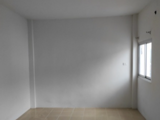 Casa adosada en venta de 3 habitaciones en Pluak Daeng, Rayong