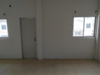 Casa adosada en venta de 3 habitaciones en Pluak Daeng, Rayong