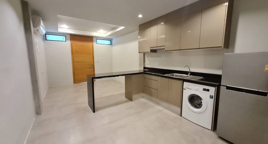 For rent 3 bedrooms townhouse in Watthana, Bangkok