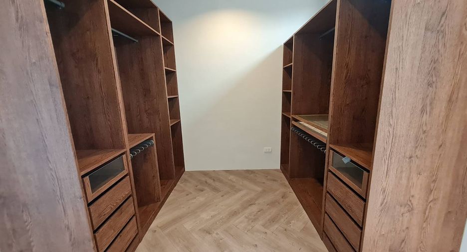 For rent 3 bedrooms townhouse in Watthana, Bangkok