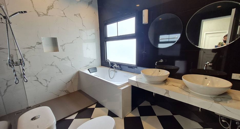 For rent 3 bedrooms townhouse in Watthana, Bangkok