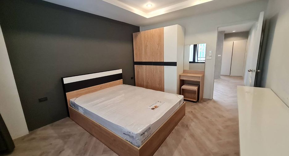 For rent 3 bedrooms townhouse in Watthana, Bangkok