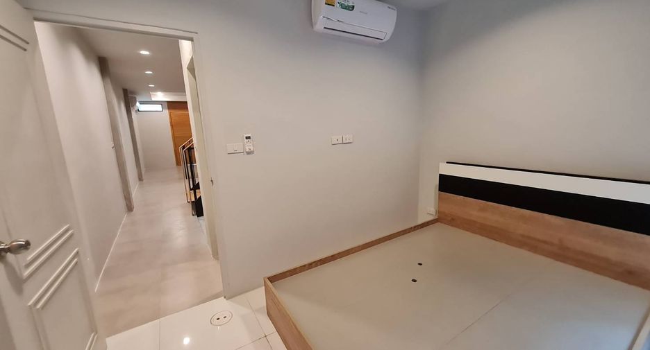 For rent 3 bedrooms townhouse in Watthana, Bangkok