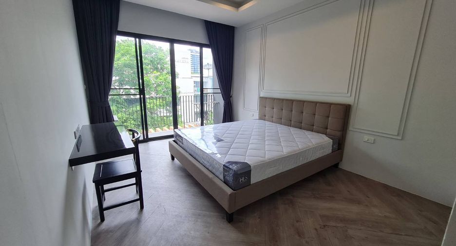 For rent 3 bedrooms townhouse in Watthana, Bangkok