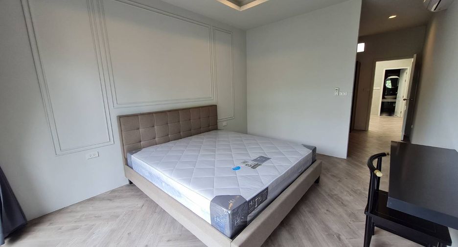 For rent 3 bedrooms townhouse in Watthana, Bangkok