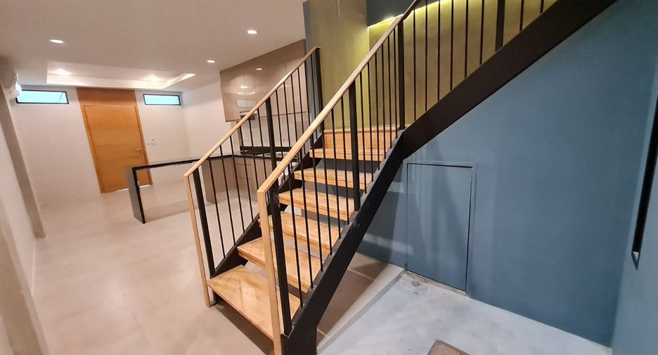 For rent 3 bedrooms townhouse in Watthana, Bangkok