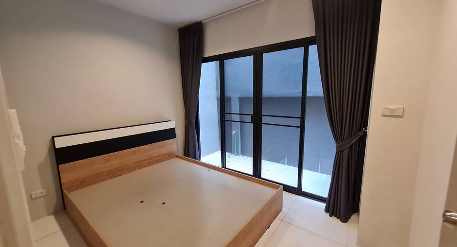 For rent 3 bedrooms townhouse in Watthana, Bangkok