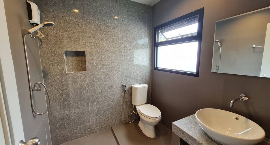 For rent 3 bedrooms townhouse in Watthana, Bangkok