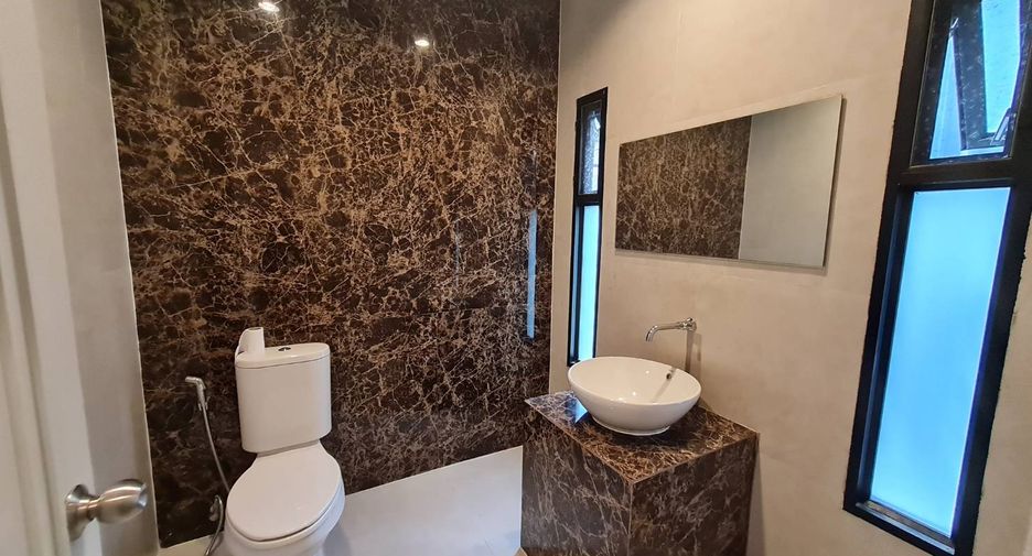 For rent 3 bedrooms townhouse in Watthana, Bangkok
