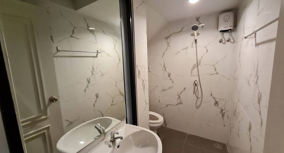 For rent 3 bedrooms townhouse in Watthana, Bangkok