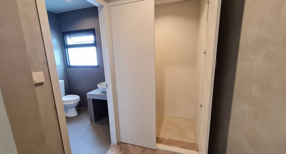 For rent 3 bedrooms townhouse in Watthana, Bangkok