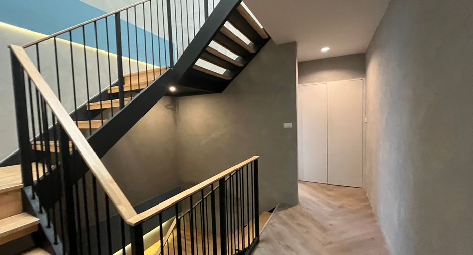 For rent 3 bedrooms townhouse in Watthana, Bangkok