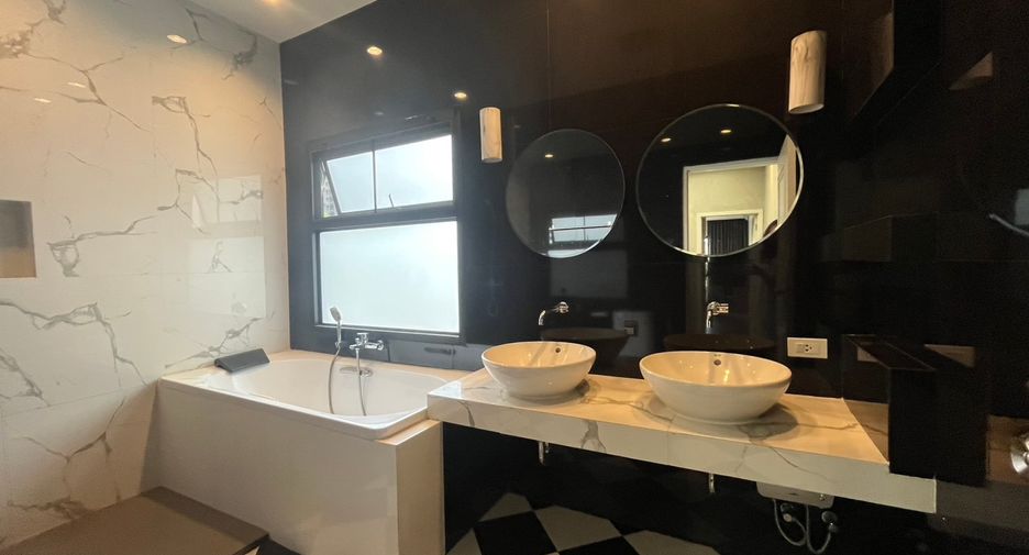 For rent 3 bedrooms townhouse in Watthana, Bangkok